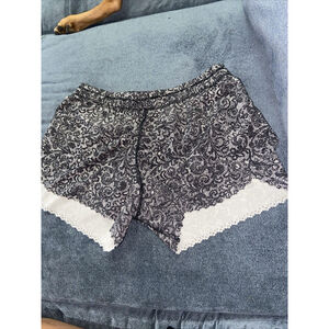 Lululemon Hit It Short 3 1/2" Black White Floral Running Scalloped Edge Size 2